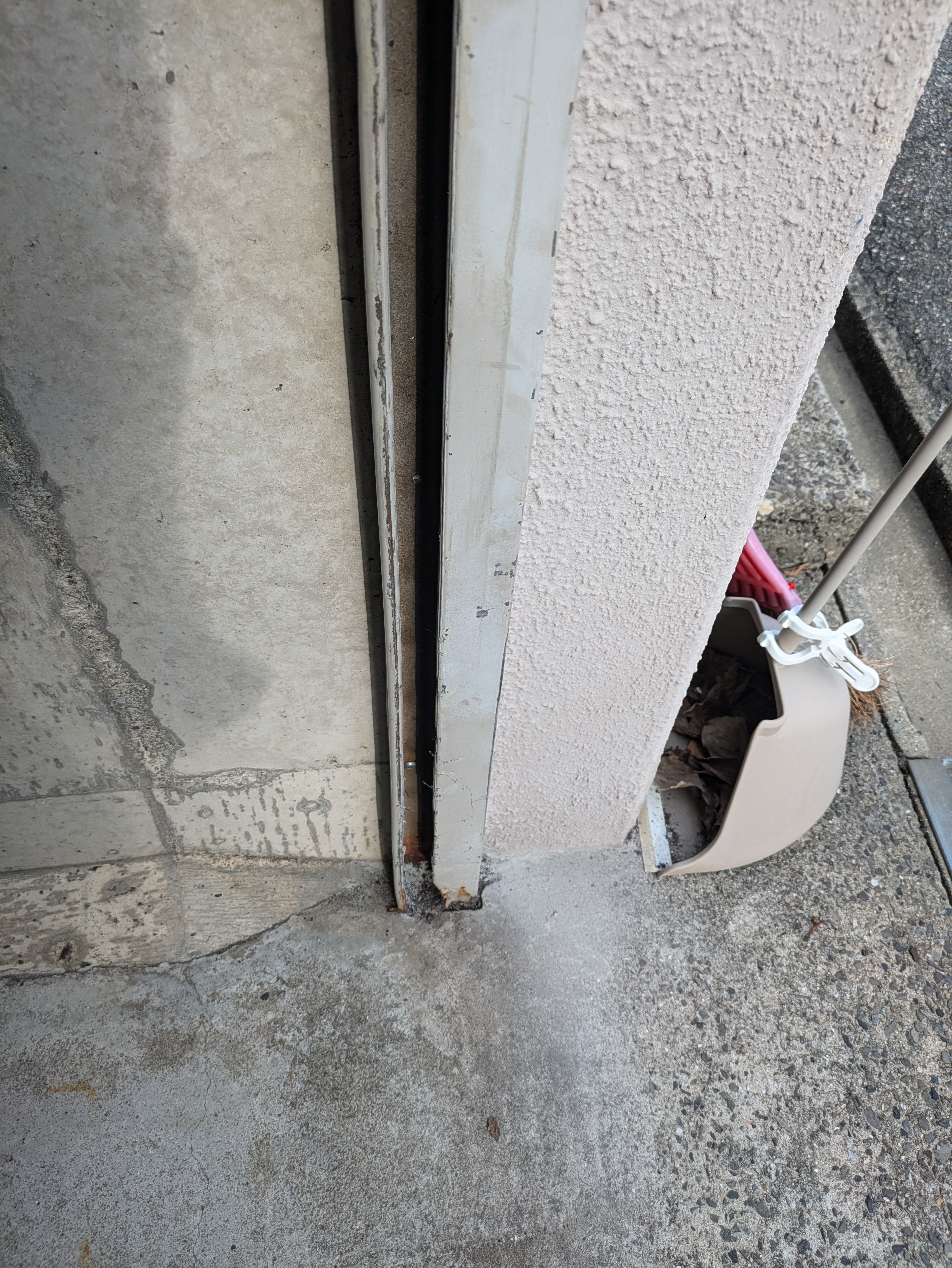 シャッターのガイドレール汚れを点検中｜㈱若松シャッター