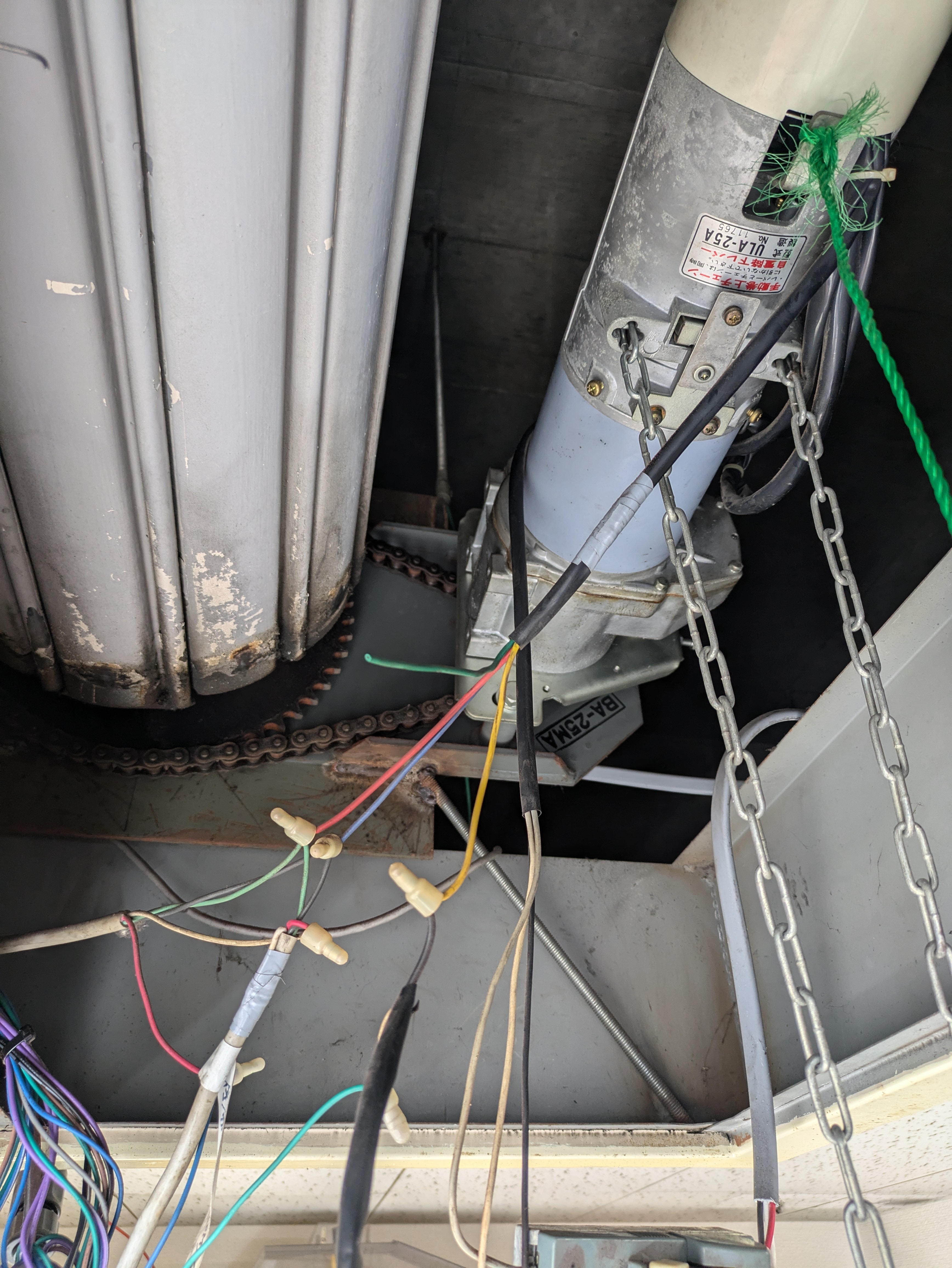 交換前の古い開閉機(モーター)|伊丹市の電動シャッター