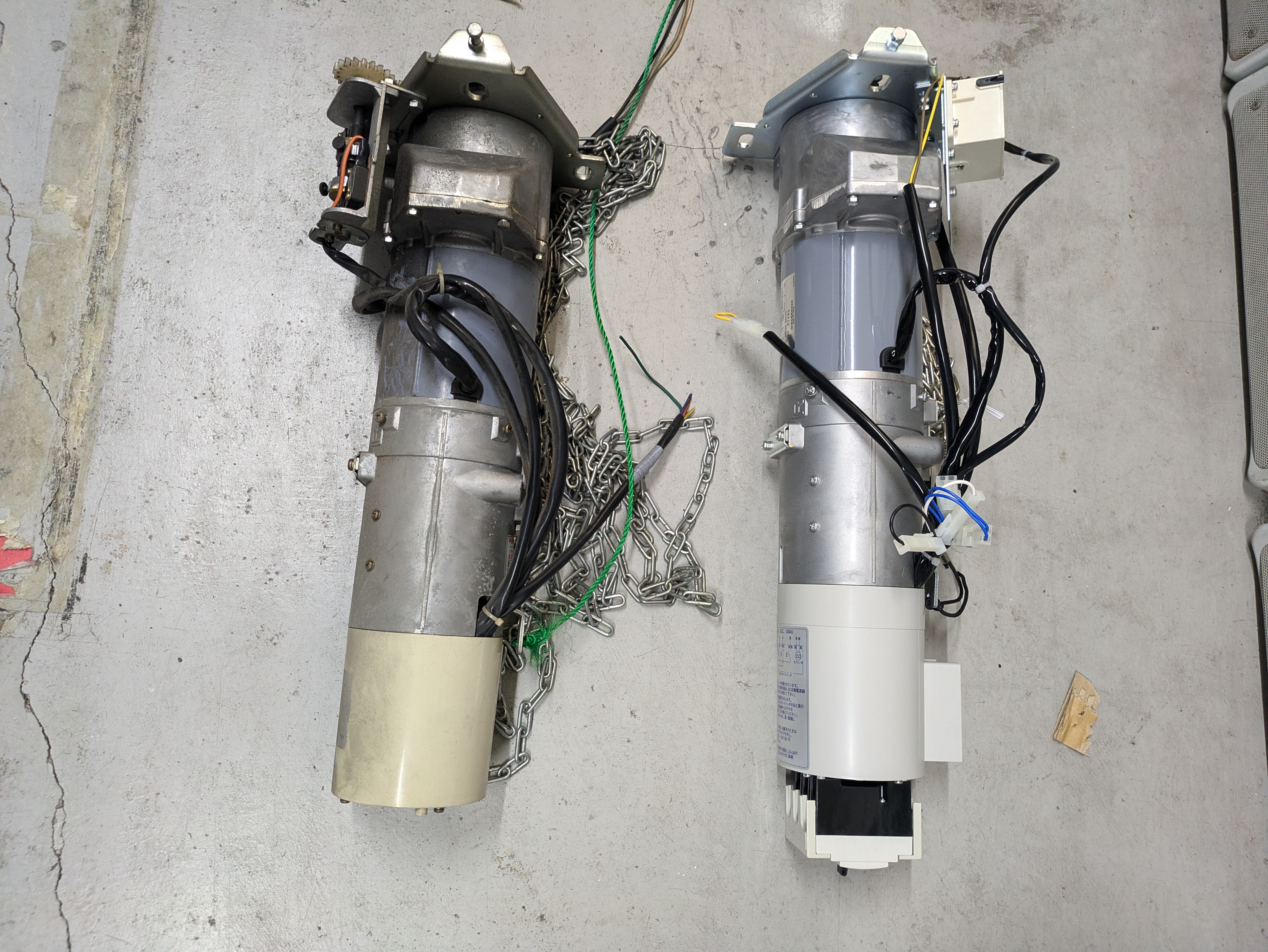 開閉機交換作業中の様子|㈱若松シャッター