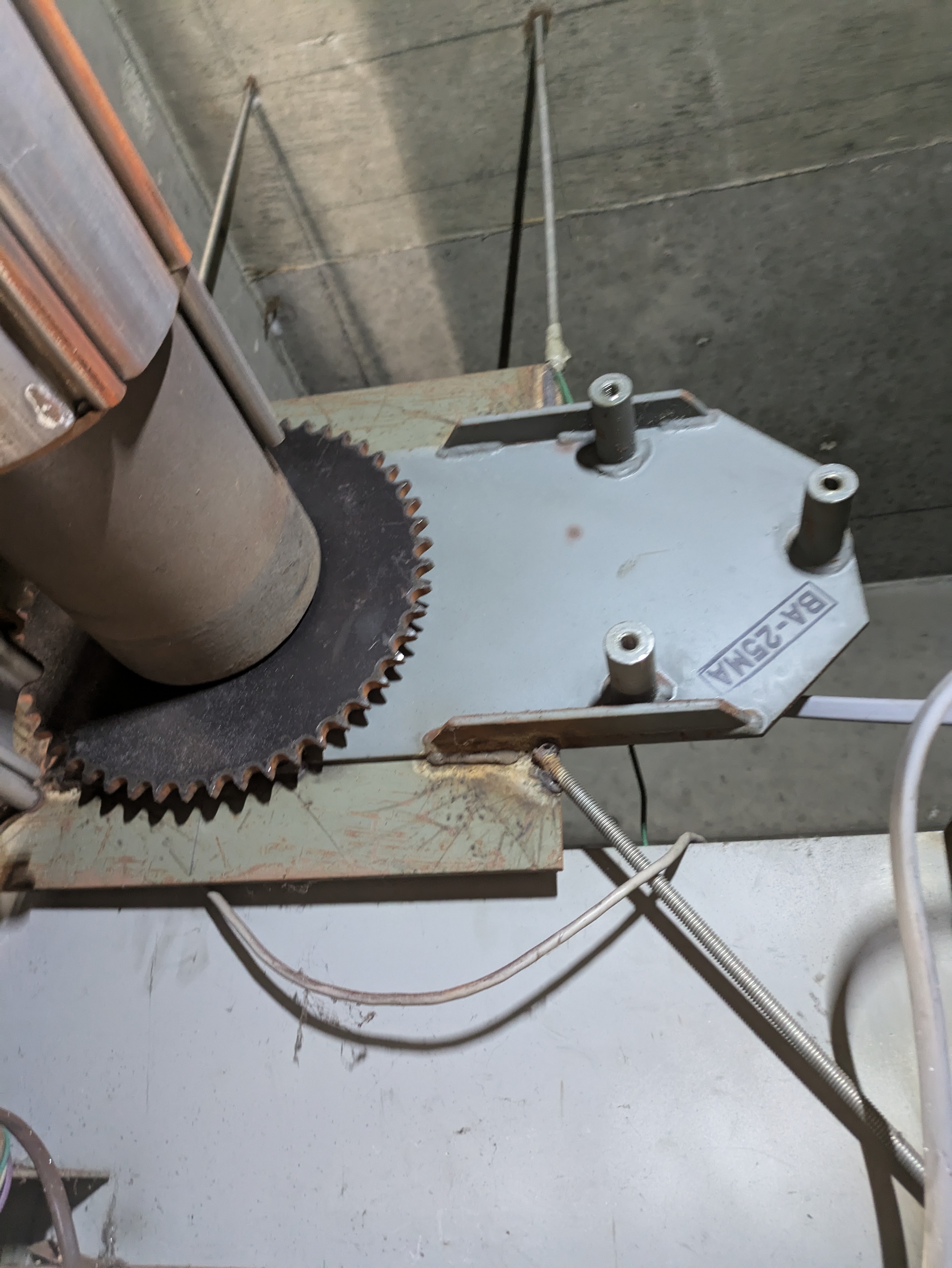 新旧開閉機の比較写真|伊丹市のシャッター修理