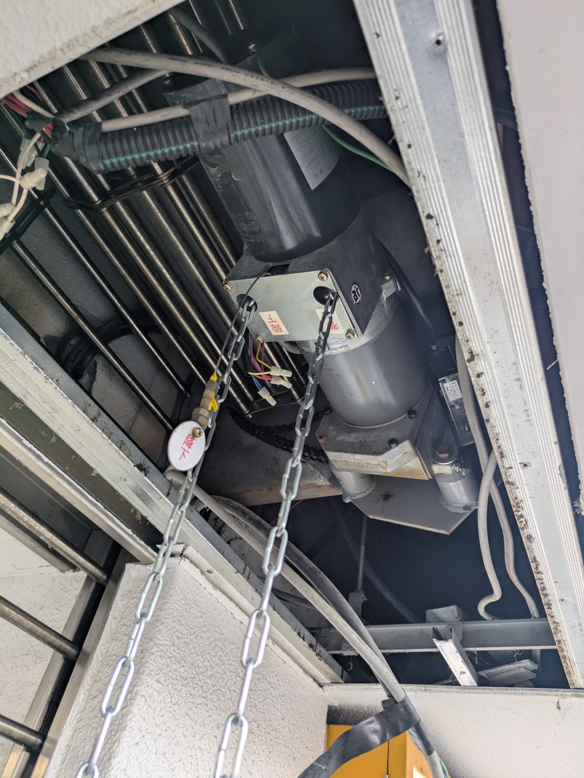 交換前の古い開閉機(モーター)|明石市の電動シャッター修理