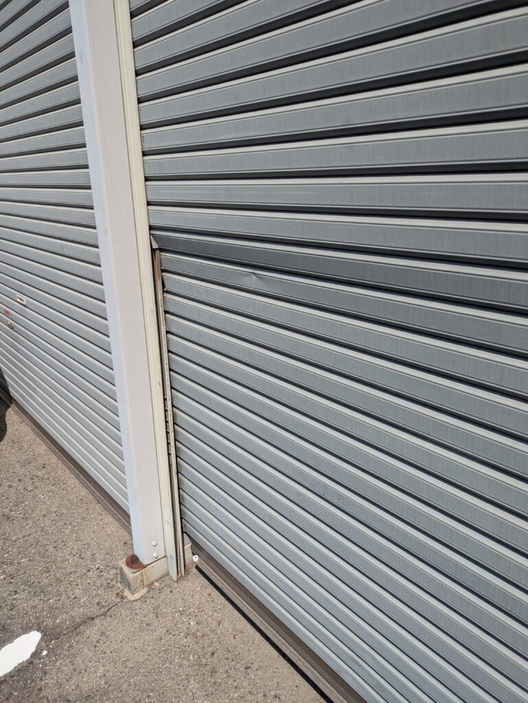 車がぶつかりはみ出したシャッター