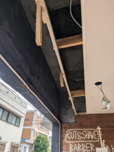 天井を解体した