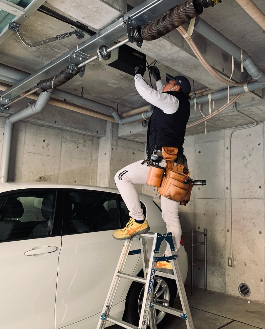 宝塚市でのシャッター修理作業中の様子|㈱若松シャッター