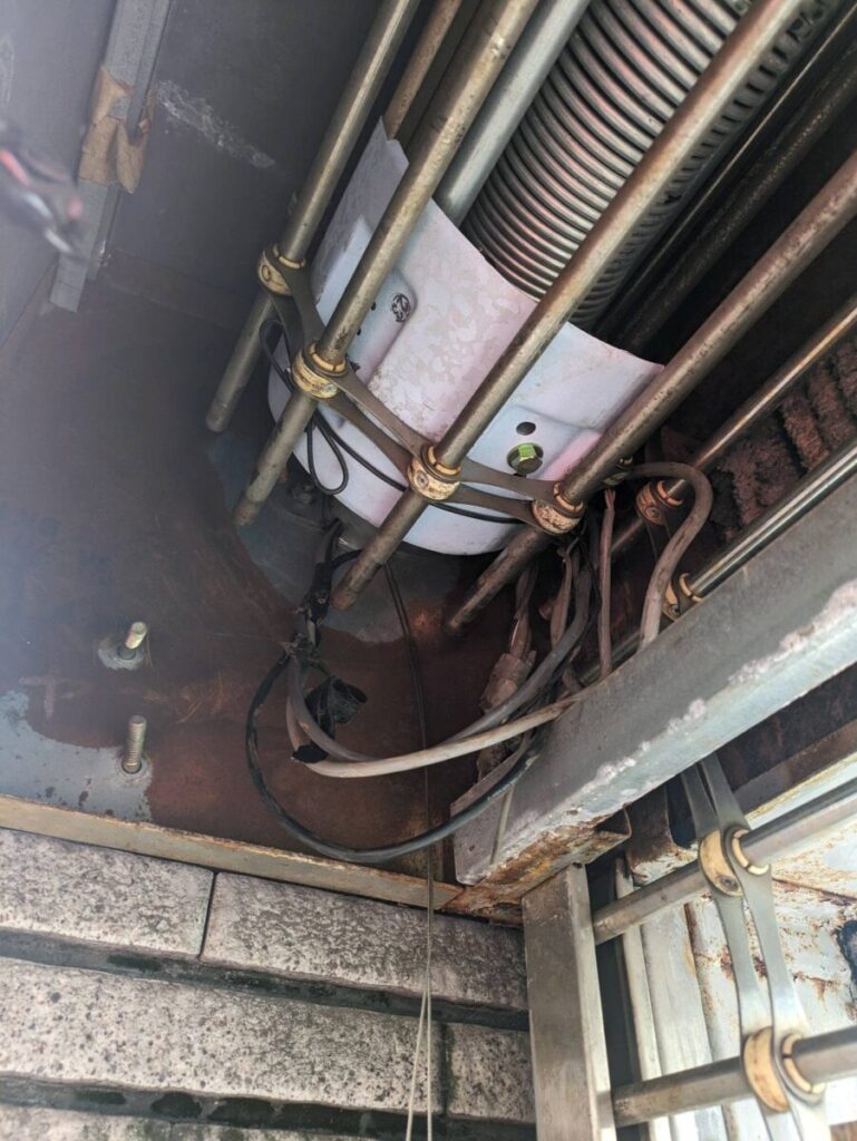 配線がシャッターに巻き込まれ断線した