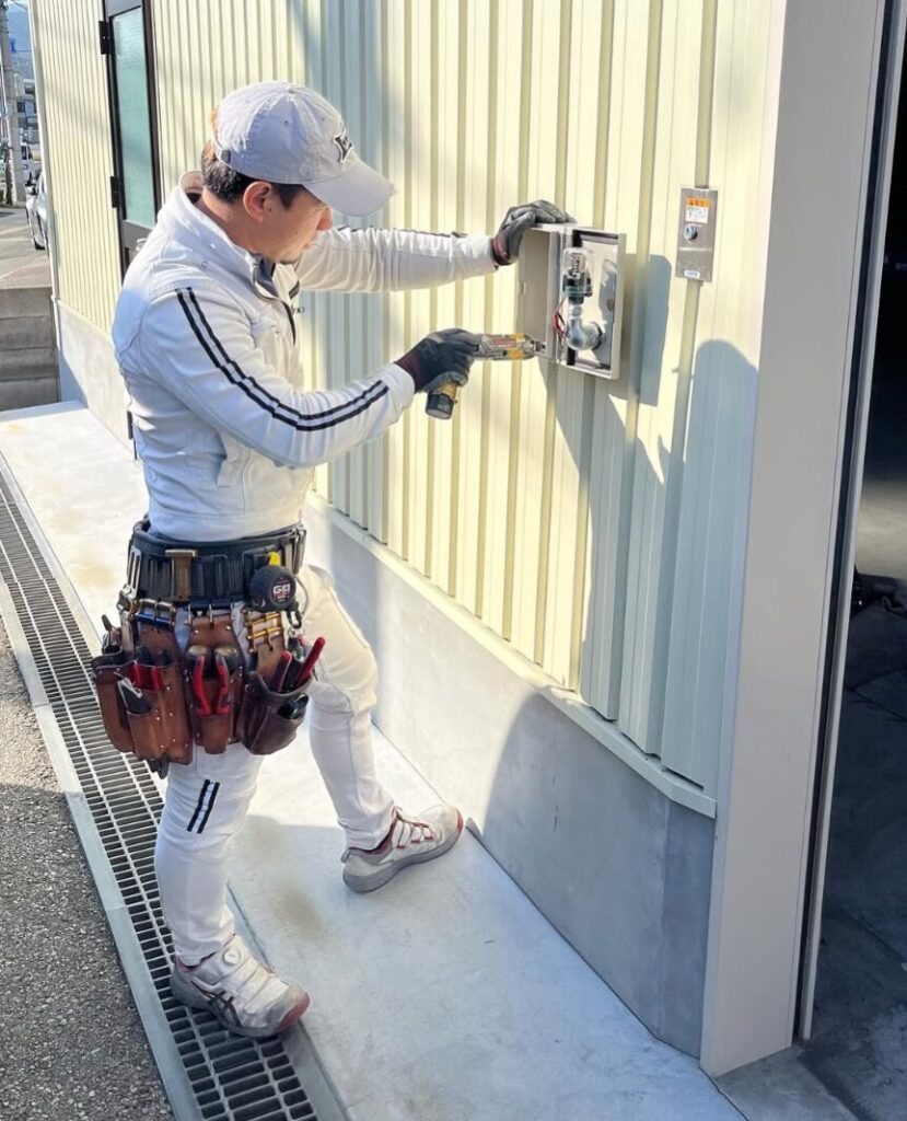 川西市の倉庫で非常電源を取り付けている代表