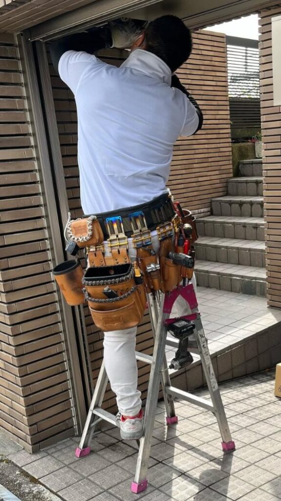 動かない電動シャッターの制御盤を確認する代表