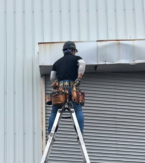 吹田市内の工場でシャッターを現地で点検する若松シャッター代表