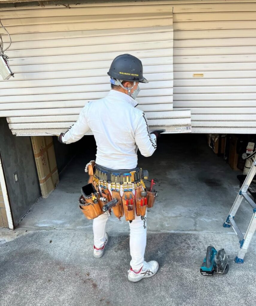 箕面市内の戸建てシャッターを解体する若松シャッター代表