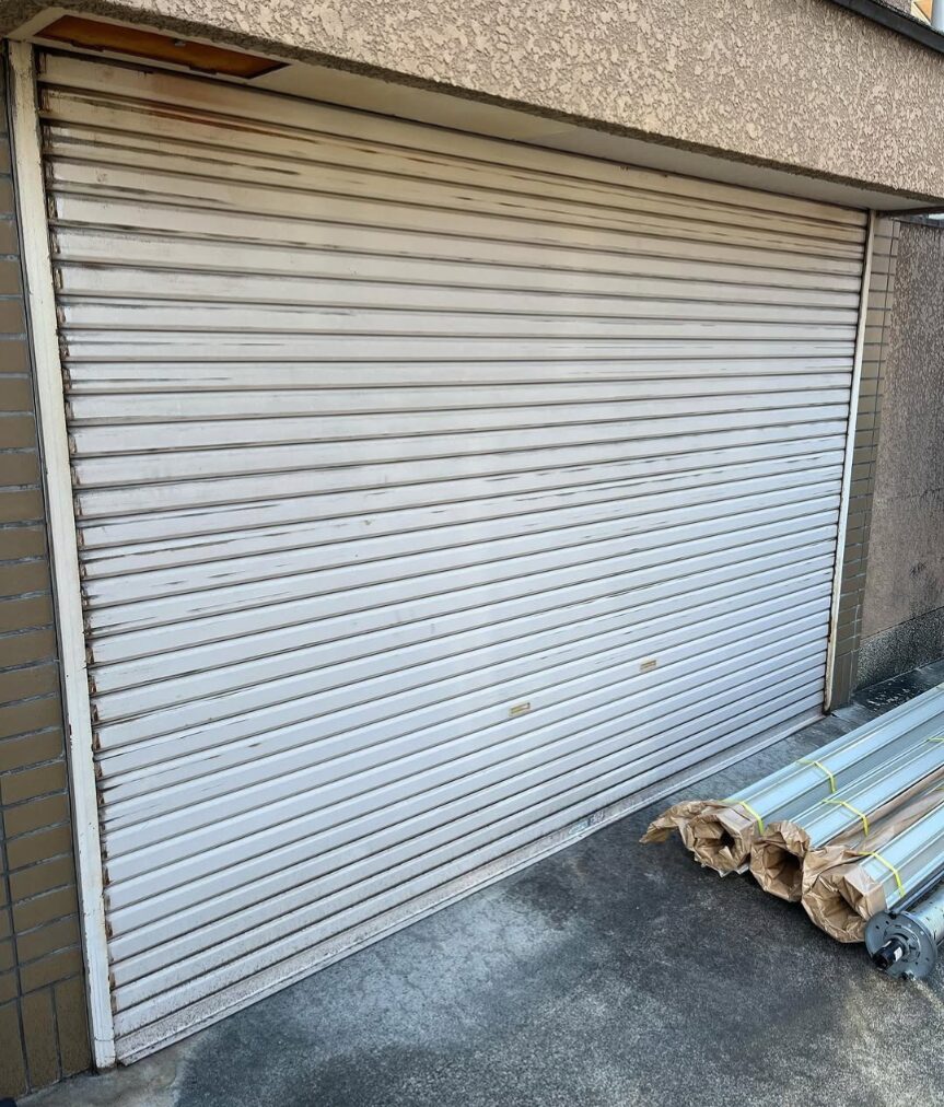 シャッター座板下の隙間と床勾配で雨水が侵入するシャッター