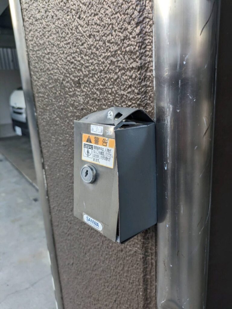 いたずらで壊されてしまった押釦スイッチ