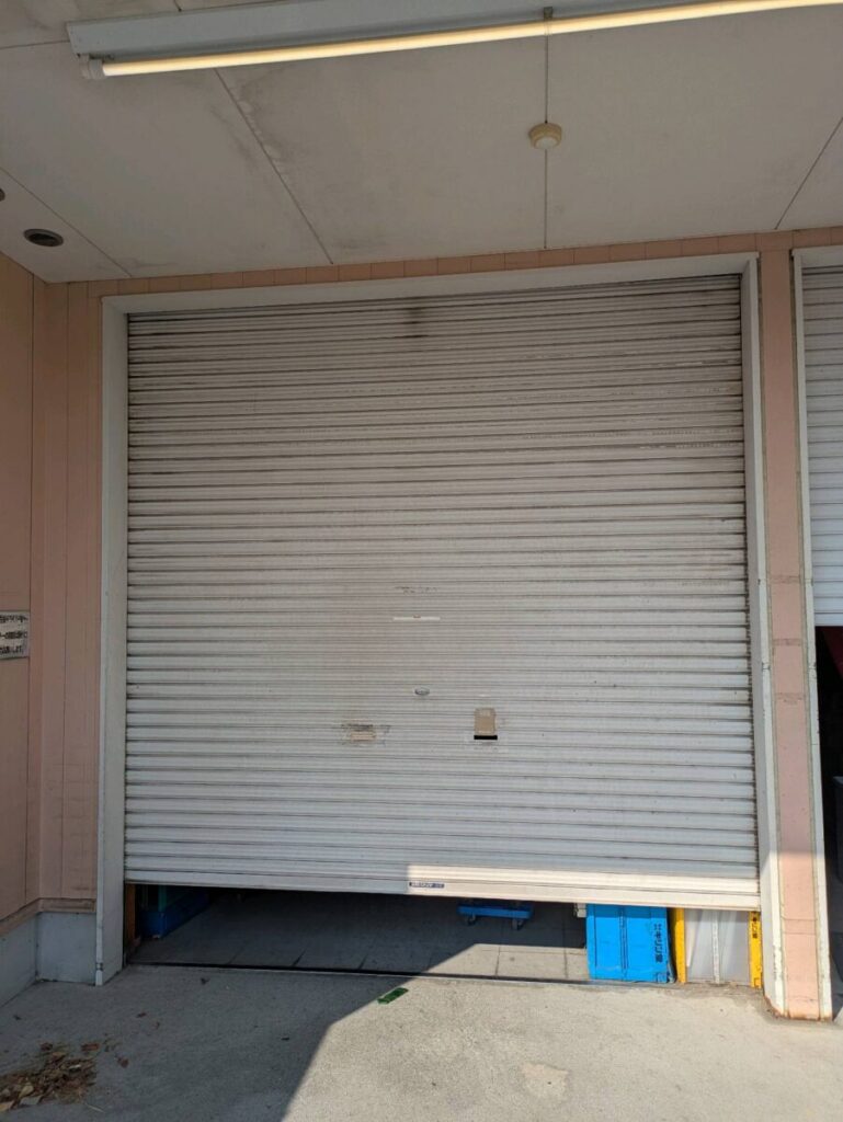 シャッターの点検・修理を行う施工現場の様子