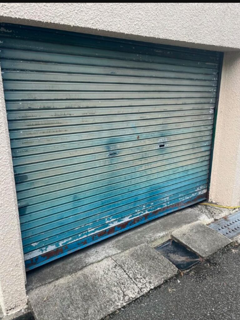 斜めに下がったシャッターの状態