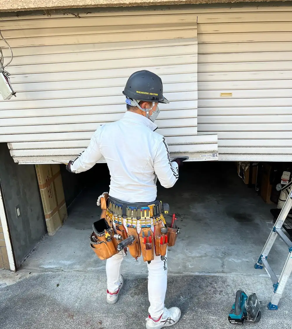 シャッターのスラットを取り外す作業