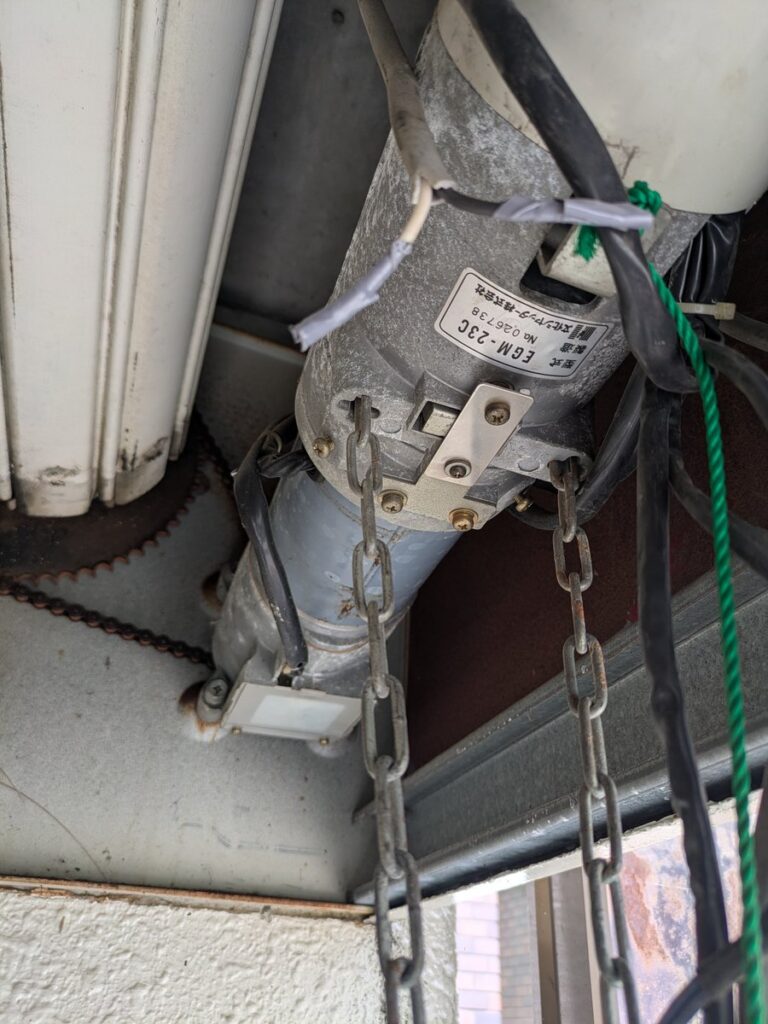 交換前:文化シャッター製の旧開閉機